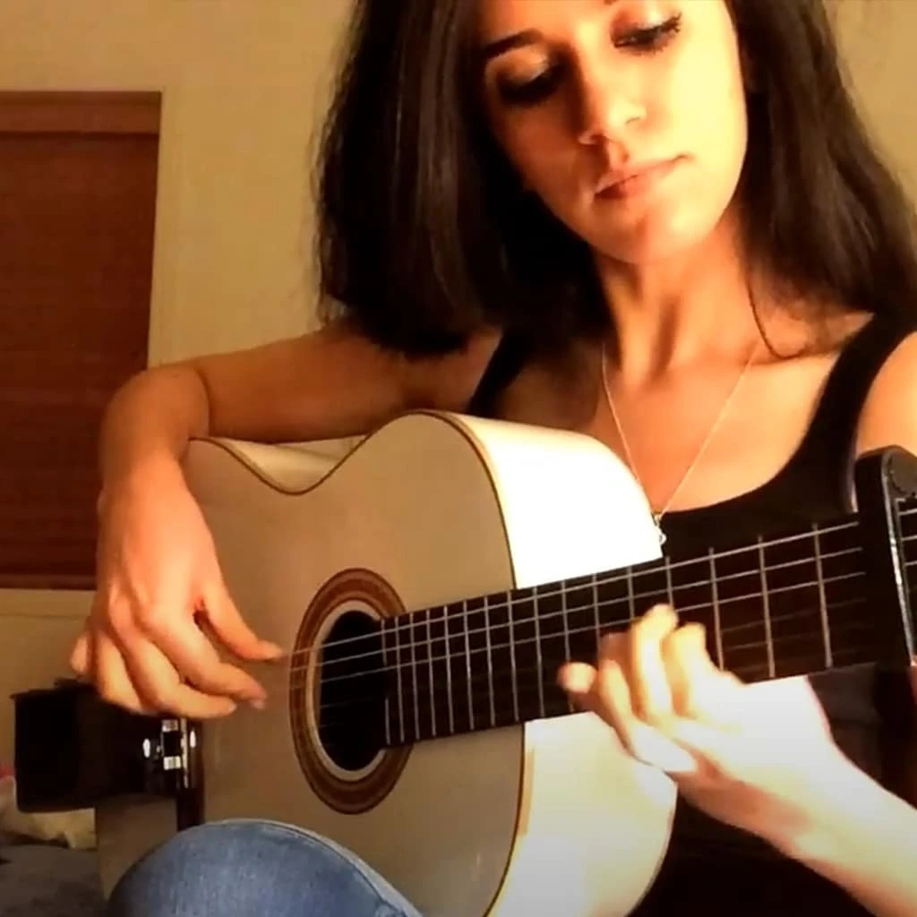 Elena Yerevan using the Aspri Clip-On Reverb on her acoustic guitar for YouTube video