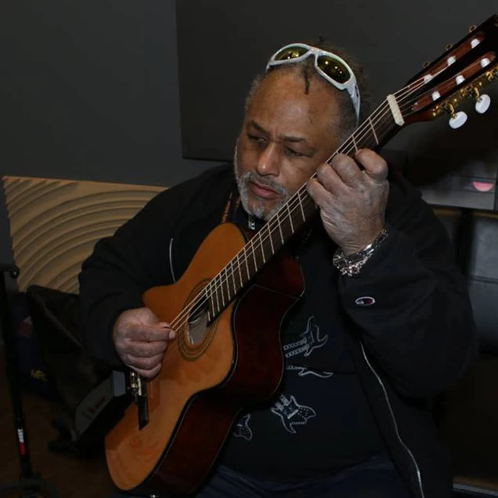 Michael Hampton a.k.a. Kidd Funkadelic using the Aspri Clip-On Reverb for acoustic guitar